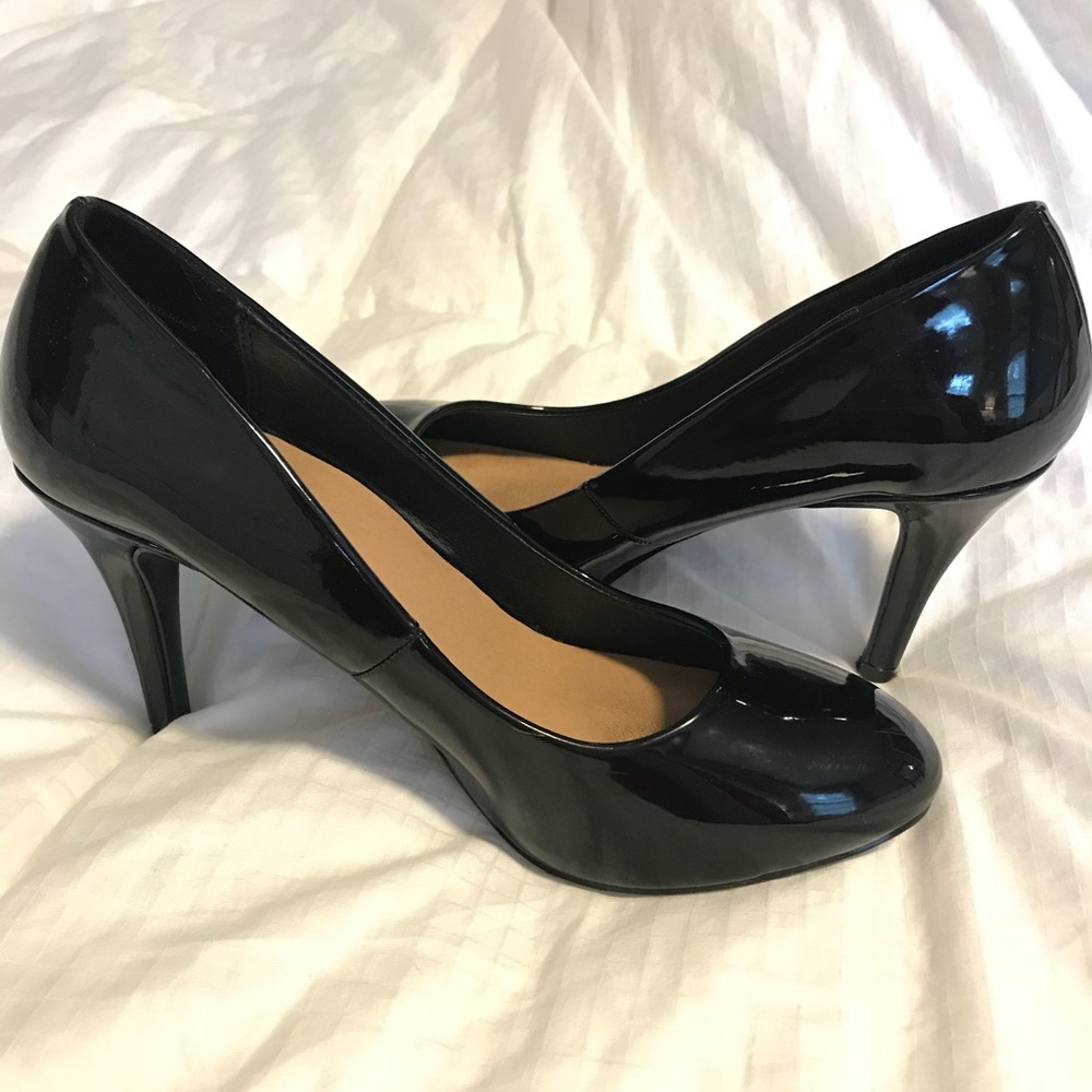 SIZE 7 BLACK HEELS